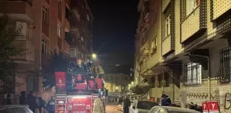 Zeytinburnu'nda boşaltılan binanın çatısından kopan beton parçaları park halindeki 3 aracın üzerine düştü