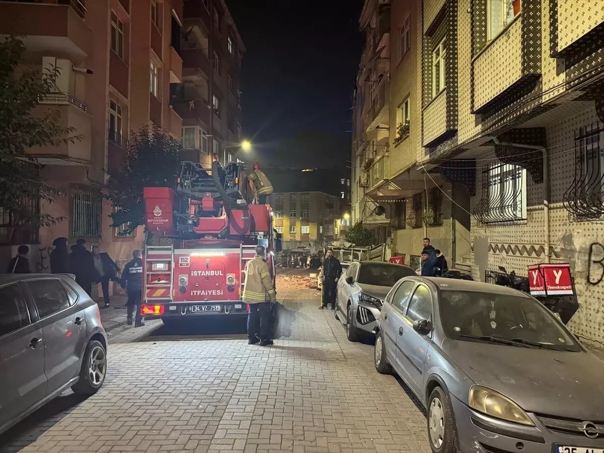 Zeytinburnu'nda boşaltılan binanın çatısından kopan beton parçaları park halindeki 3 aracın üzerine düştü