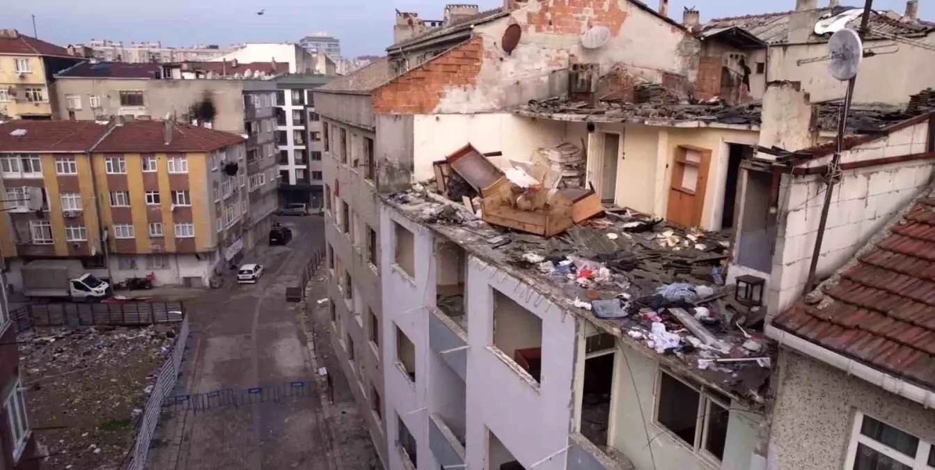 Zeytinburnu'nda çatısı çöken bina havadan görüntülendi