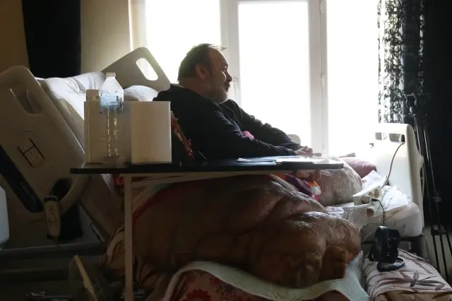 لم أتمكن من الخروج من المنزل منذ 5 سنوات! وزني زاد لدرجة أن حياتي أصبحت جحيماً