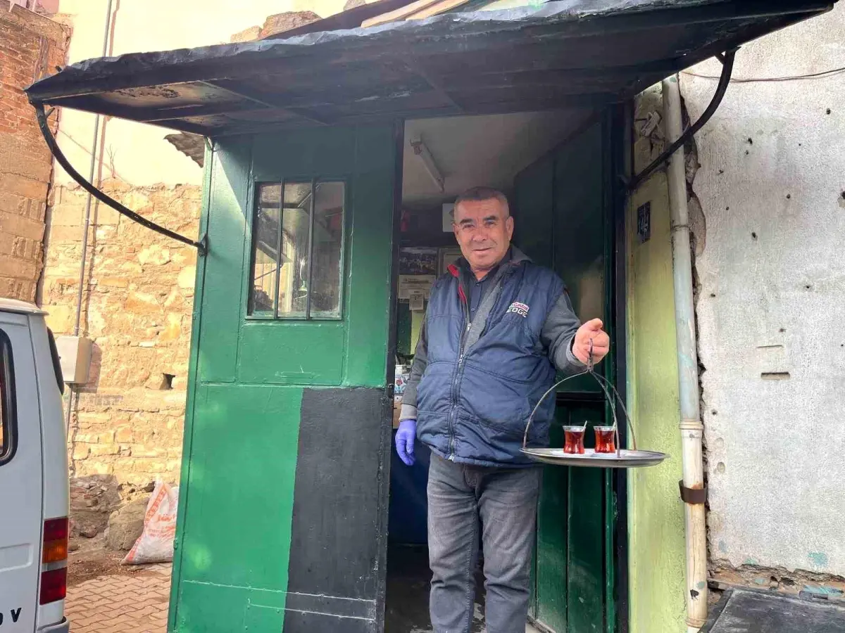 50 yıllık çay ocağında baba mesleğini sürdürüyor