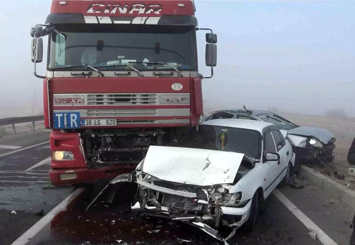 Aksaray'da 5 araçlı zincirleme 'sis' kazası: 1 yaralı
