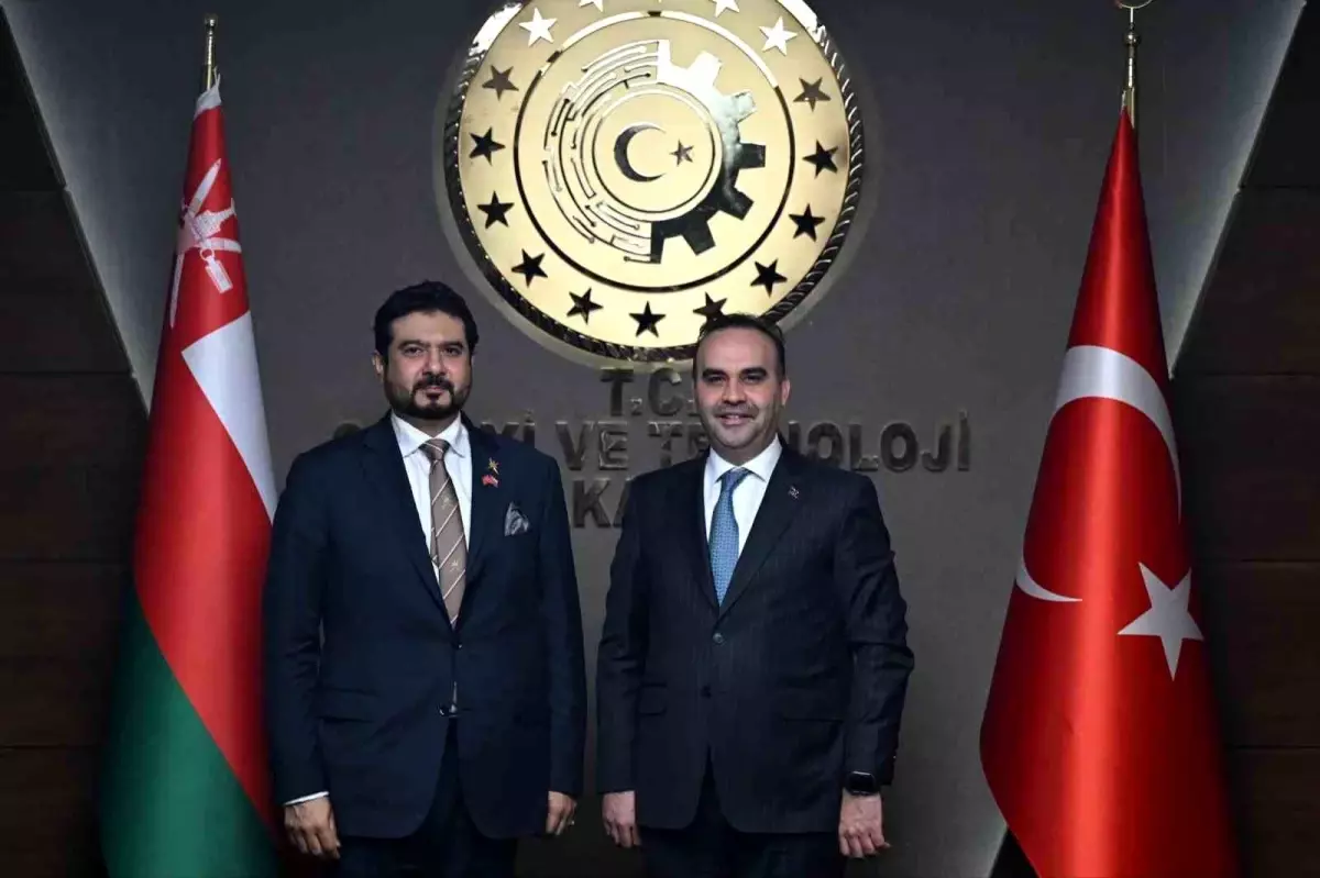 Bakan Kacır, Umman Ticaret, Sanayi ve Yatırım Teşvik Bakanı Yousef ile bir araya geldi