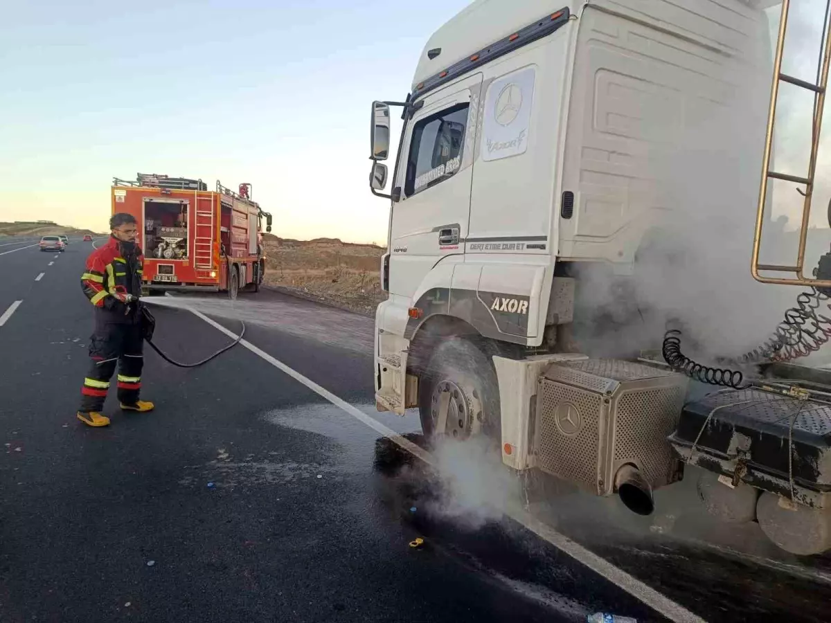 Bingöl'de seyir halindeki tırda yangın paniği: Facia son anda önlendi
