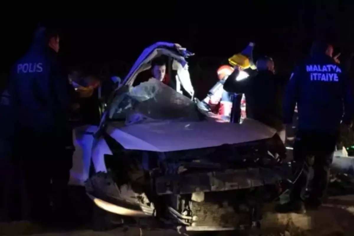 Direğe çarpan araç kağıt gibi dağıldı
