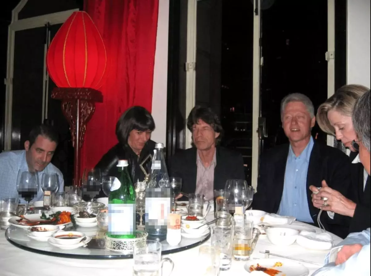Epstein belgelerinde Clinton ve Michael Jackson dahil çok sayıda ünlü ismin fotoğrafları ortaya çıktı