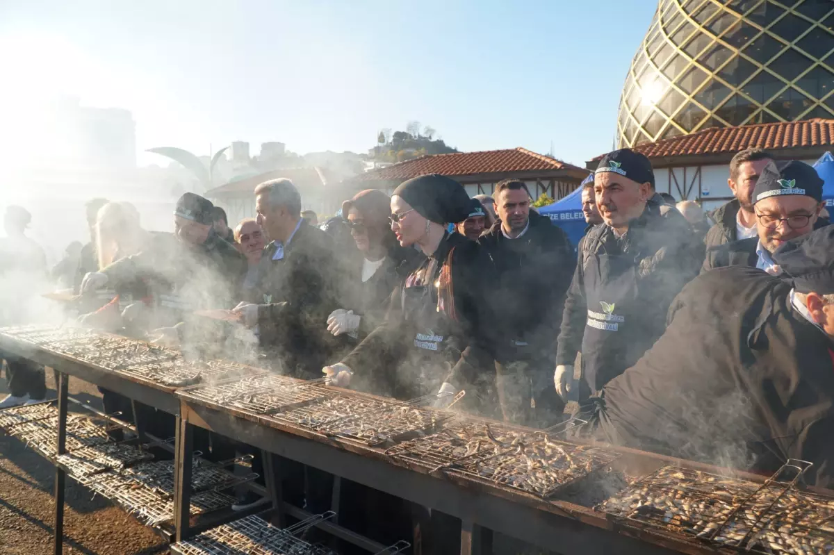 Festivalde 2 saatte 2 ton hamsi tüketildi