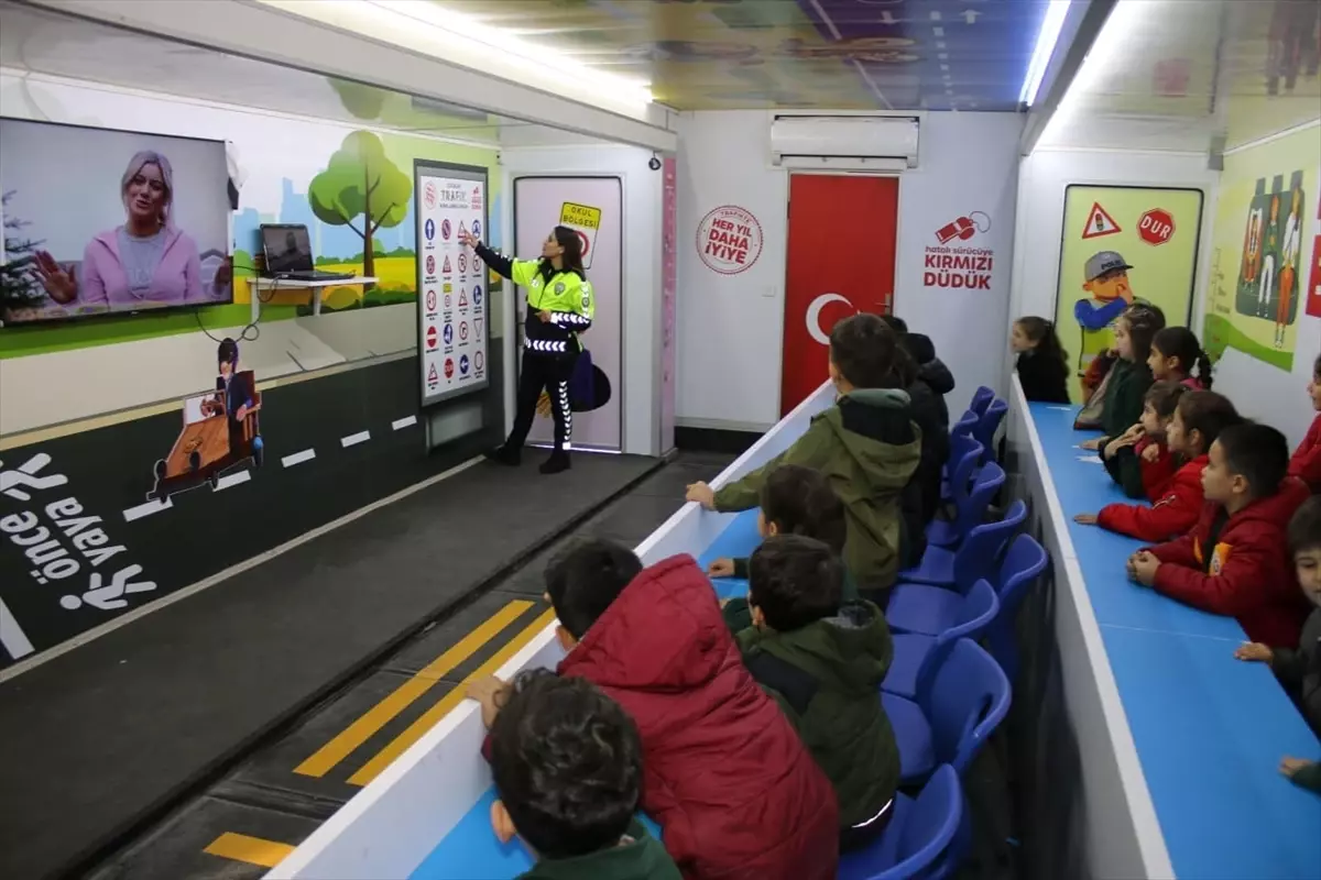 İslahiye'de öğrencilere 'Mobil Trafik Eğitim Tırı'nda eğitim verildi