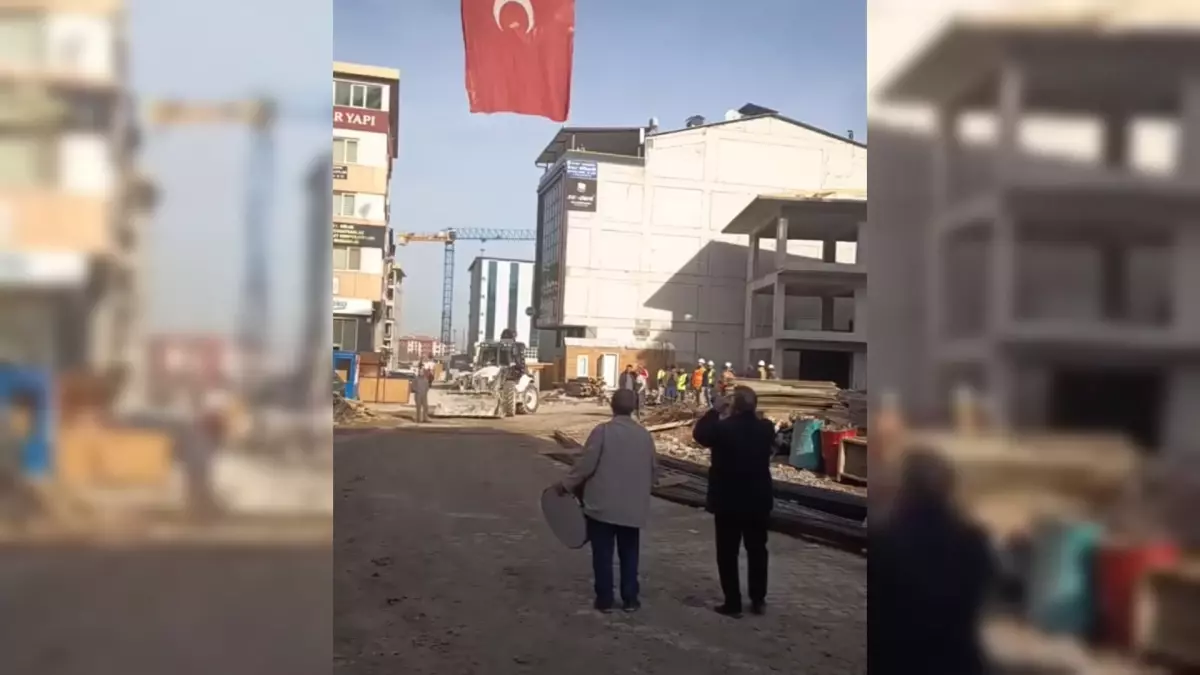 Malatya'da İşçiler Kaba İnşaatı Bitirince Halay Çekti