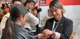 KADEM, İstanbul Kitap Fuarı'nda Gazze'deki soykırıma dikkat çekmek için bileklik dağıttı