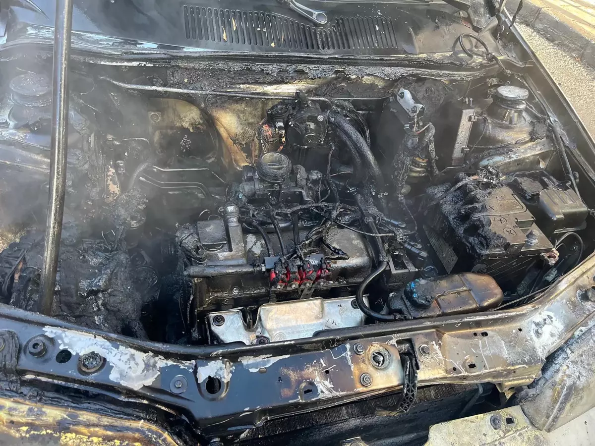 KARS'ta Trafikte Alev Alan Otomobil İtfaiye Tarafından Söndürüldü