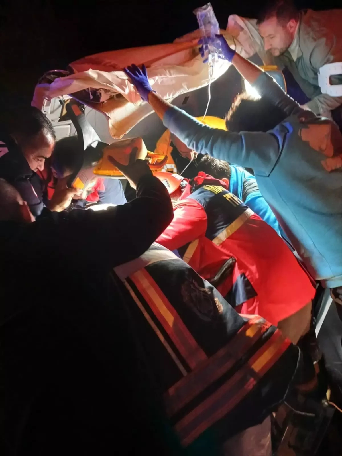 Malatya'da trambüs direğine çarpan otomobildeki 2 kişi yaralandı