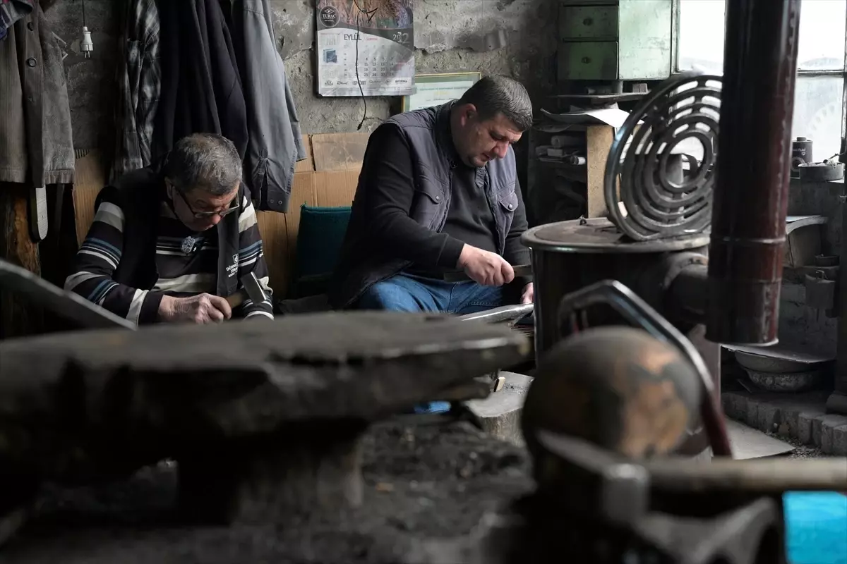 Manisalı çan ustası 65 yıldır atölyesinde üretim yapıyor