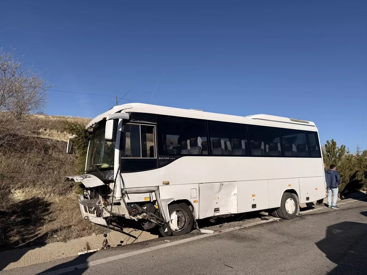 Nevşehir'de yolcu midibüsü ile otomobilin çarpıştığı kazada 11 kişi yaralandı