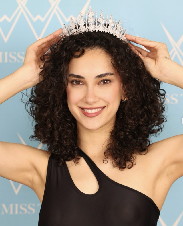 Sıla Saraydemir became queen! The first congratulations came from her mother, the resemblance surprised.