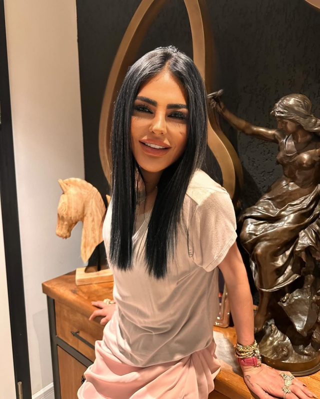 A striking moment at Süreyya Yalçın's birthday! Her husband kissed her on the lips