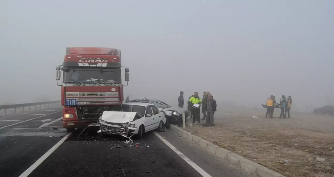 TIR, kırmızı ışıkta duran 4 araca çarptı