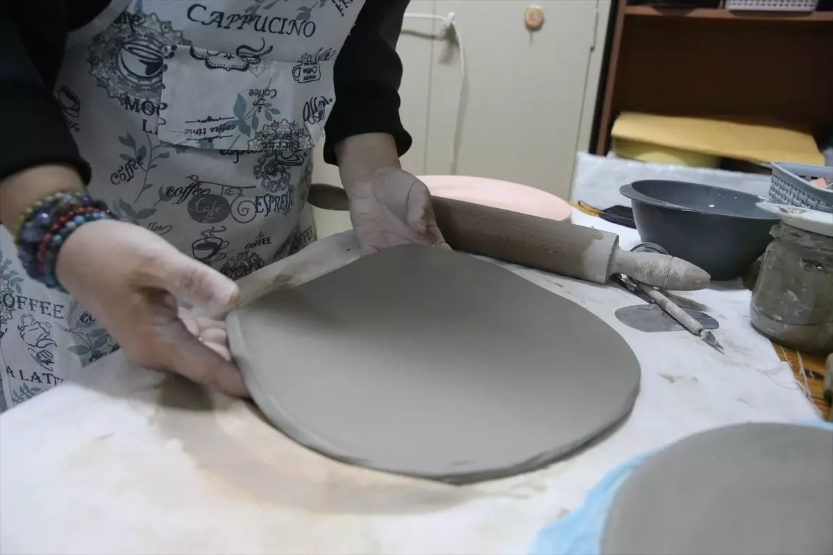 Tokat'ta seramik eğitimi alan kadın süs eşyaları yapıyor