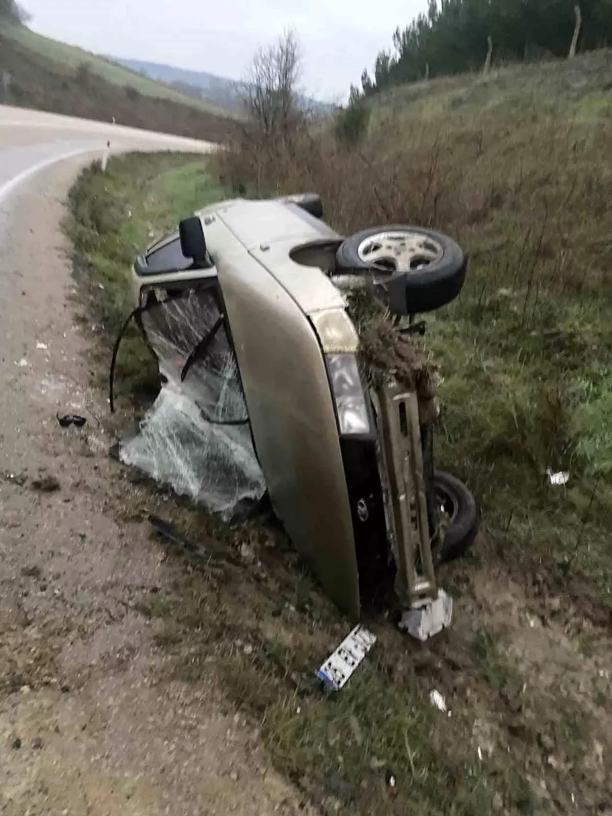 Yoğun sis beraberinde kaza getirdi: Devrilen otomobil sürücüsü yaralandı