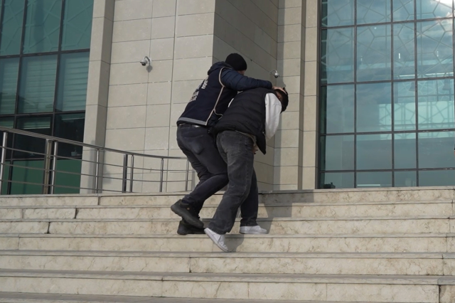 19 yasindaki genci dovup parasini caldilar 19377430 1844 m