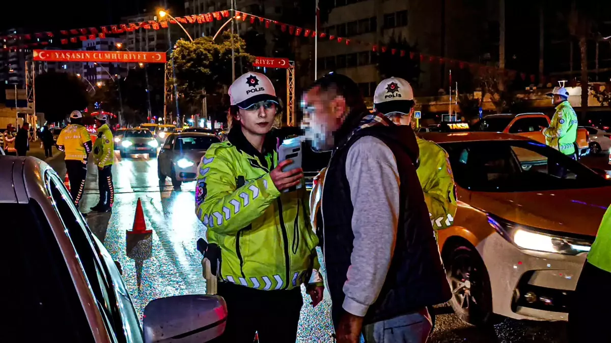 Adana'da trafik denetimi; 60 sürücüye 495 bin 593 TL ceza