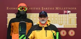 AK Parti'li Cıngı, kayak kıyafetleriyle yaptığı basın toplantısında kış turizmine dikkat çekti
