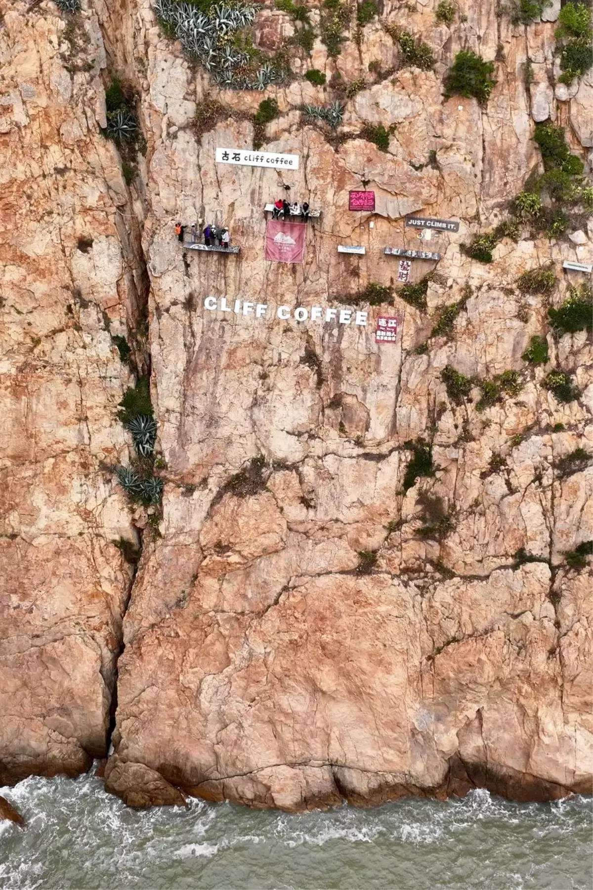 Albüm: Çin'de Uçurum Kenarında Kahve İçme Deneyimi Turistlere Unutulmaz Anlar Yaşatıyor