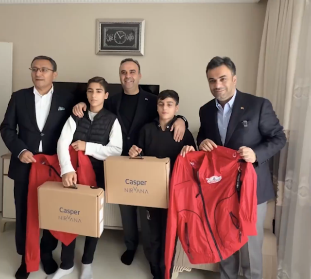 Minister Kacır rewards the children who returned the bag filled with gold