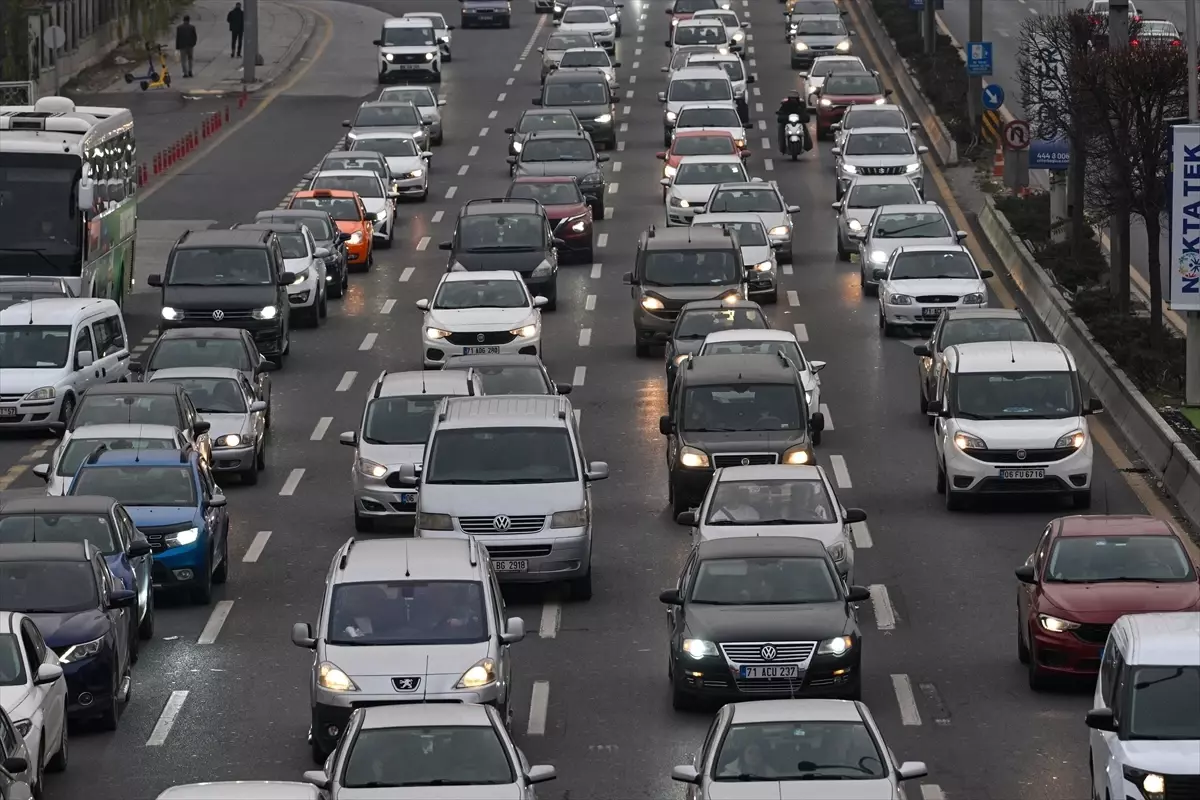 Ankara'da hafta sonu AVM yoğunluğu trafiği olumsuz etkiledi