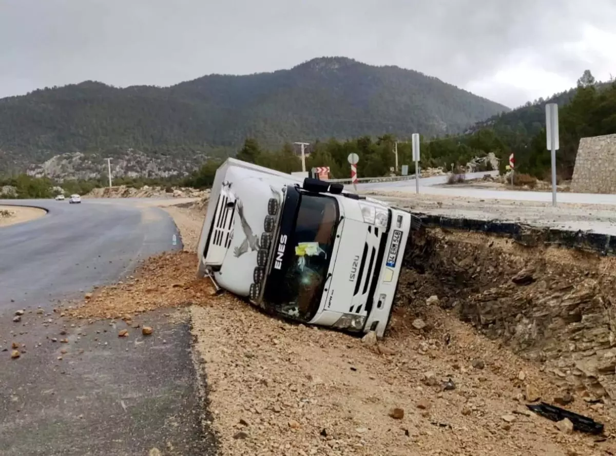 Antalya'da kamyon devrildi, sürücü yaralandı