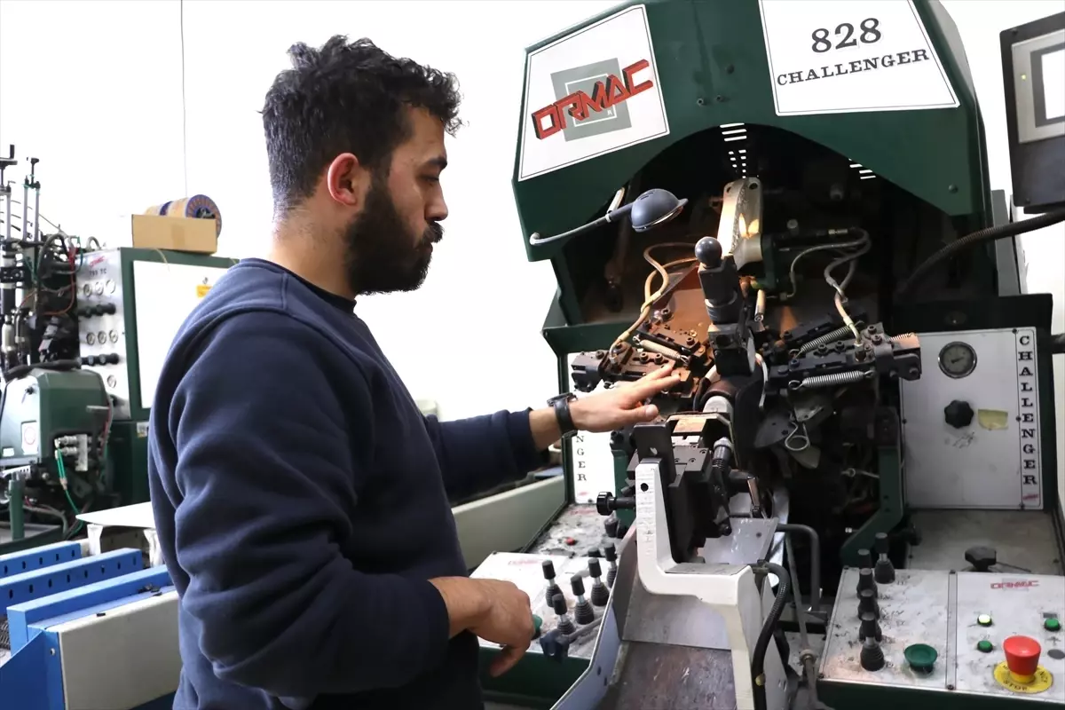 Ayakkabıcılığın püf noktalarını mezun olduğu okuldaki öğrencilere aktarıyor