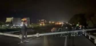 Aydın'da tırın açık kalan dorsesinin hız tespit sistemi direğine çarpması kamerada