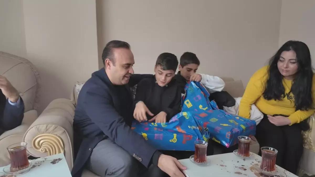 Bağcılar'da yerde buldukları altını sahibine teslim eden iki çocuğa Bakan Kacır'dan ziyaret