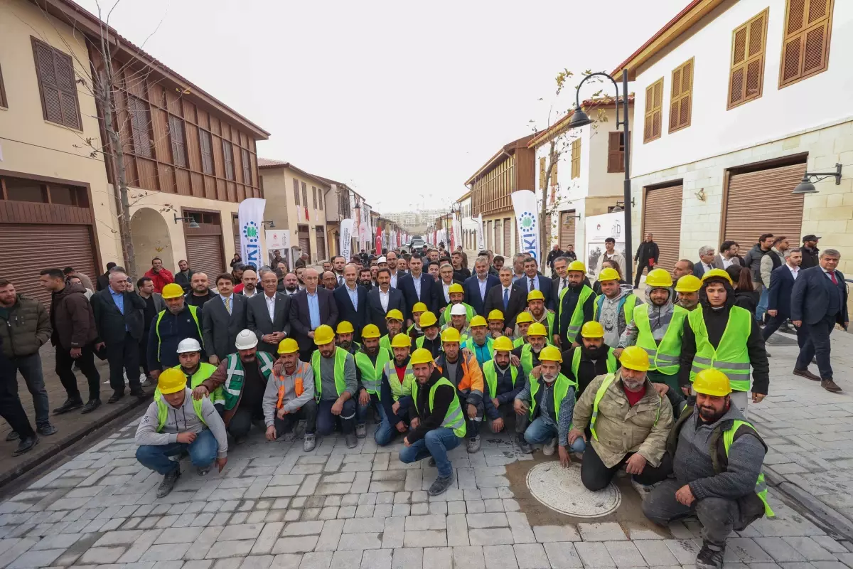 Bakan Kurum, Hatay'da afet konutlarını inceledi