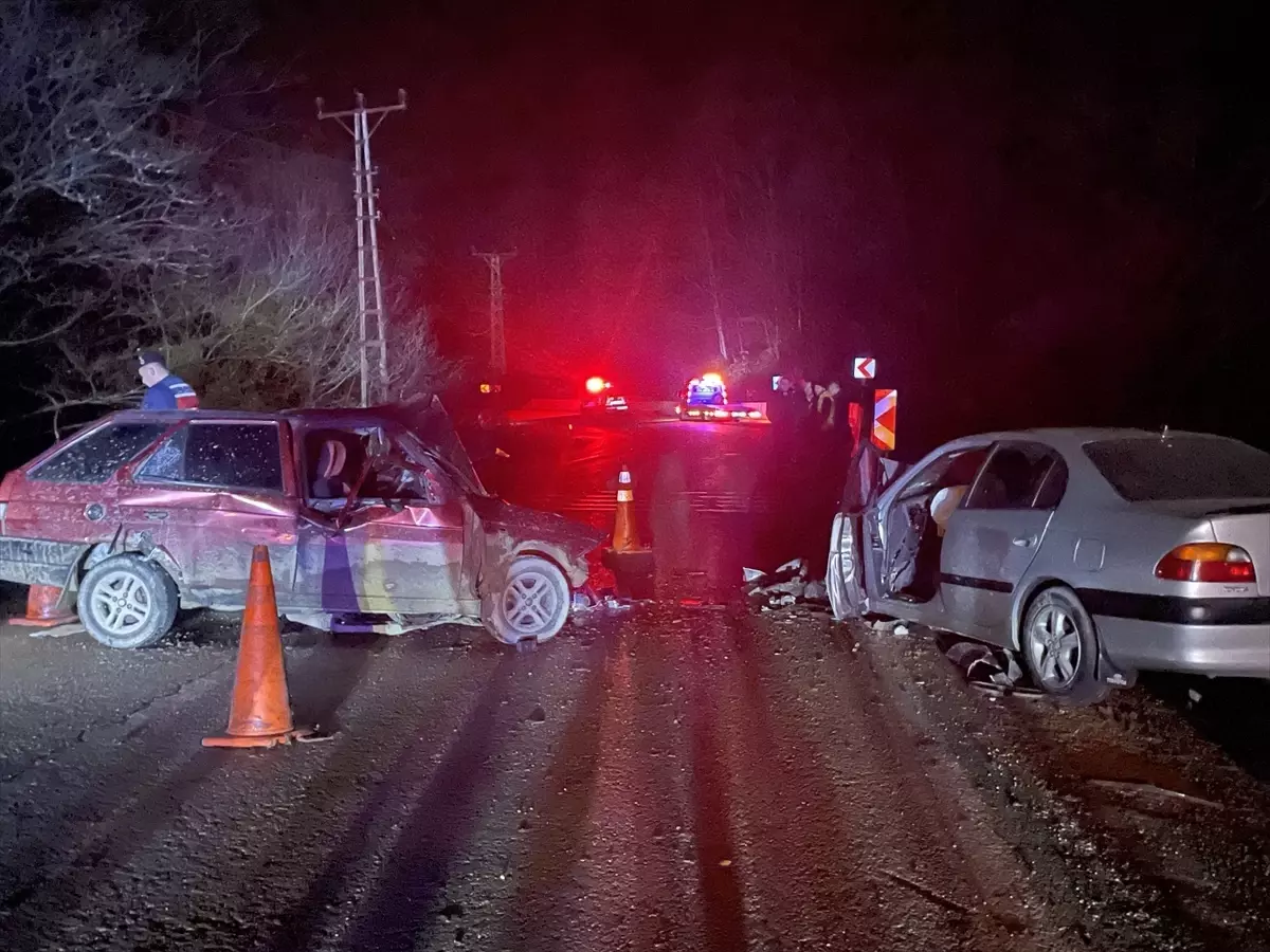 Bolu'da iki otomobilin çarpıştığı kazada biri ağır 6 kişi yaralandı