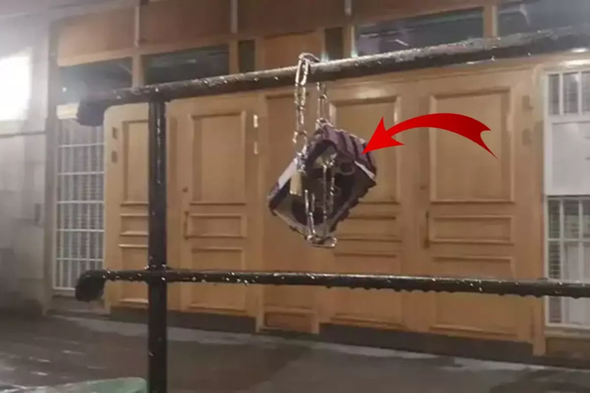 Camide alçak provokasyon! Korkuluklara Kur'an-ı Kerim zincirlediler