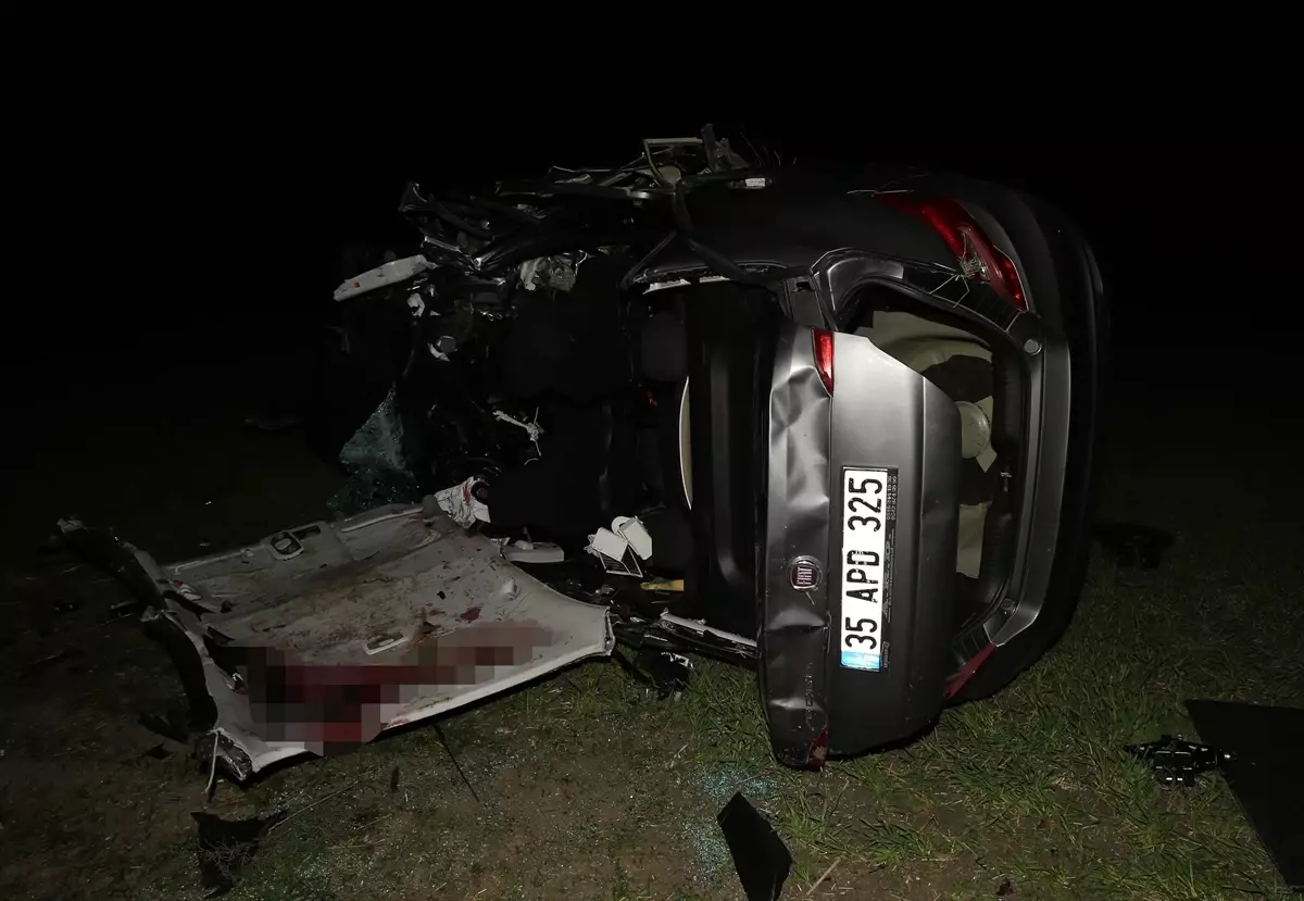 Çanakkale'de iki otomobilin çarpıştığı kazada 5 kişi öldü, 1 kişi yaralandı