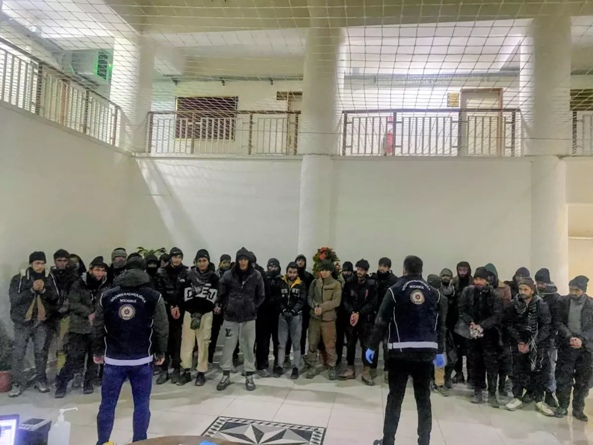 Amasya'da durdurulan TIR'da 37 kaçak göçmen yakalandı