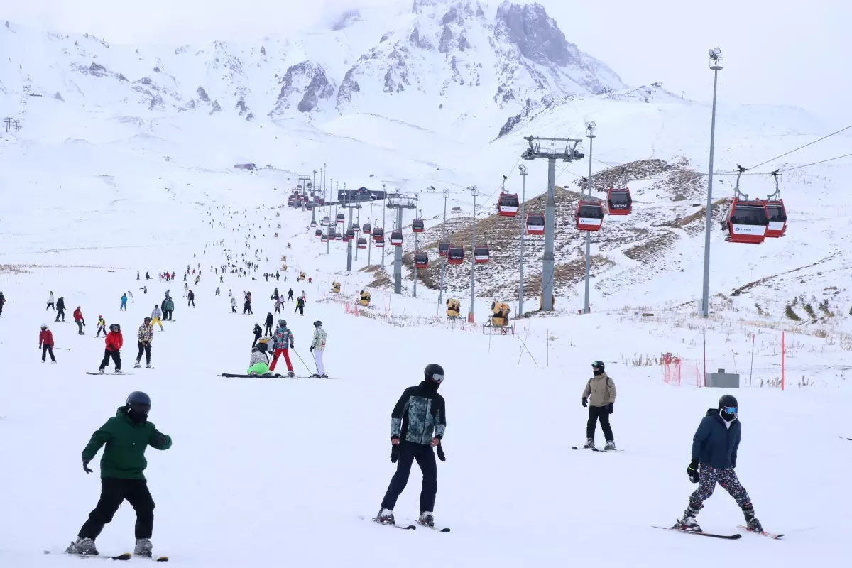 Erciyes Kayak Merkezi'nde yeni sezonun ilk hafta sonunda yoğunluk