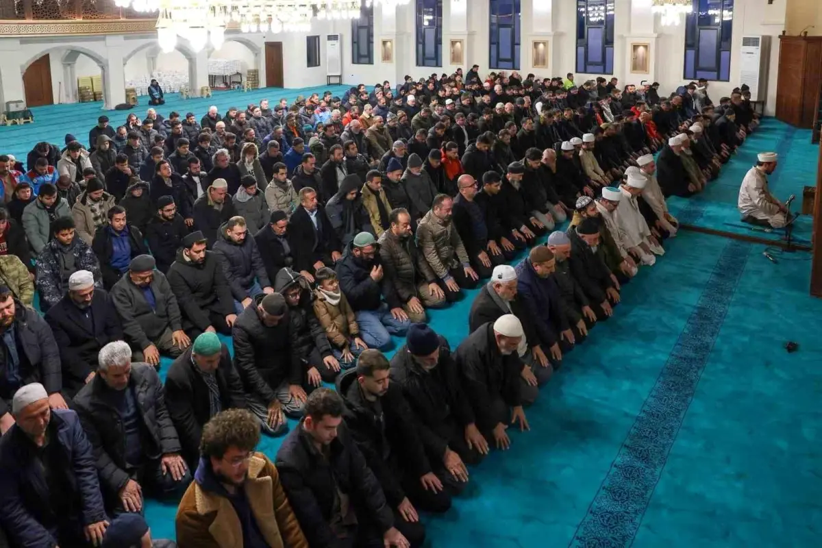 Erzincan'da Üç Aylar başlangıcında Terzibaba Külliyesi'nde sabah namazı programı düzenlendi