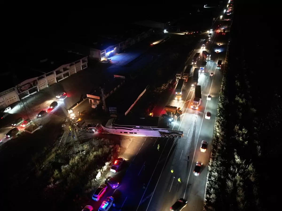 Erzurum-Artvin kara yolunda dorsesi yola oturan gemi yüklü tır ulaşımı aksattı
