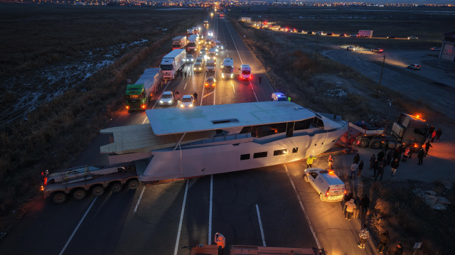 شاحنة تحمل قاربًا في إرزوروم توقفت، حركة المرور تعطلت