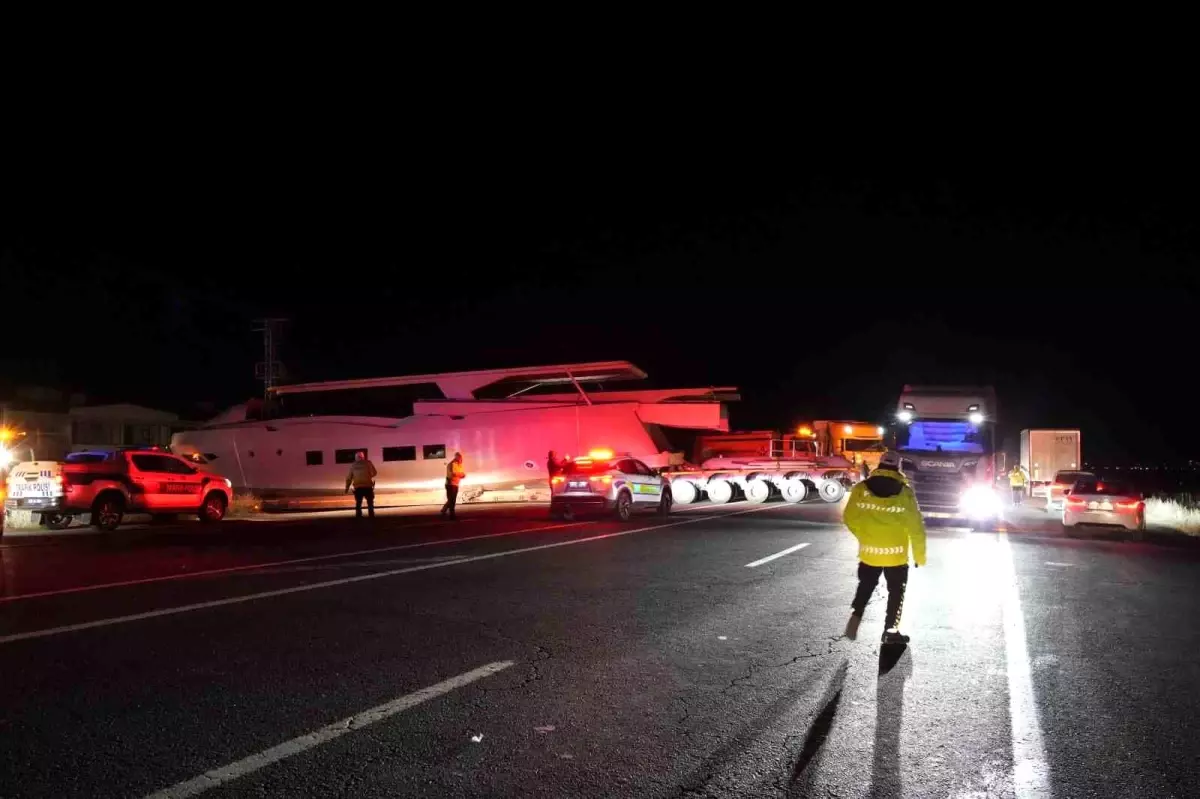 Erzurum'da yat yüklü tır karayolunu kapattı: Karşılarında yatı görenler şaşırdı