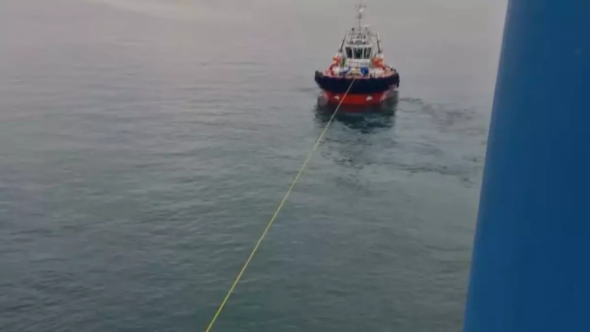 Fatih'te karaya oturan yük gemisi kurtarıldı