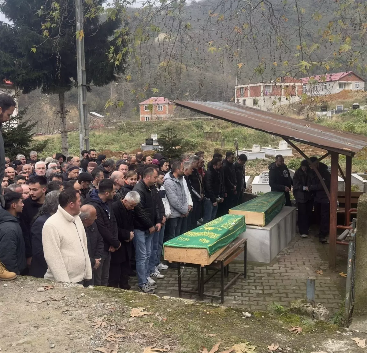 Giresun'da trafik kazasında ölen abla ve kardeşi defnedildi