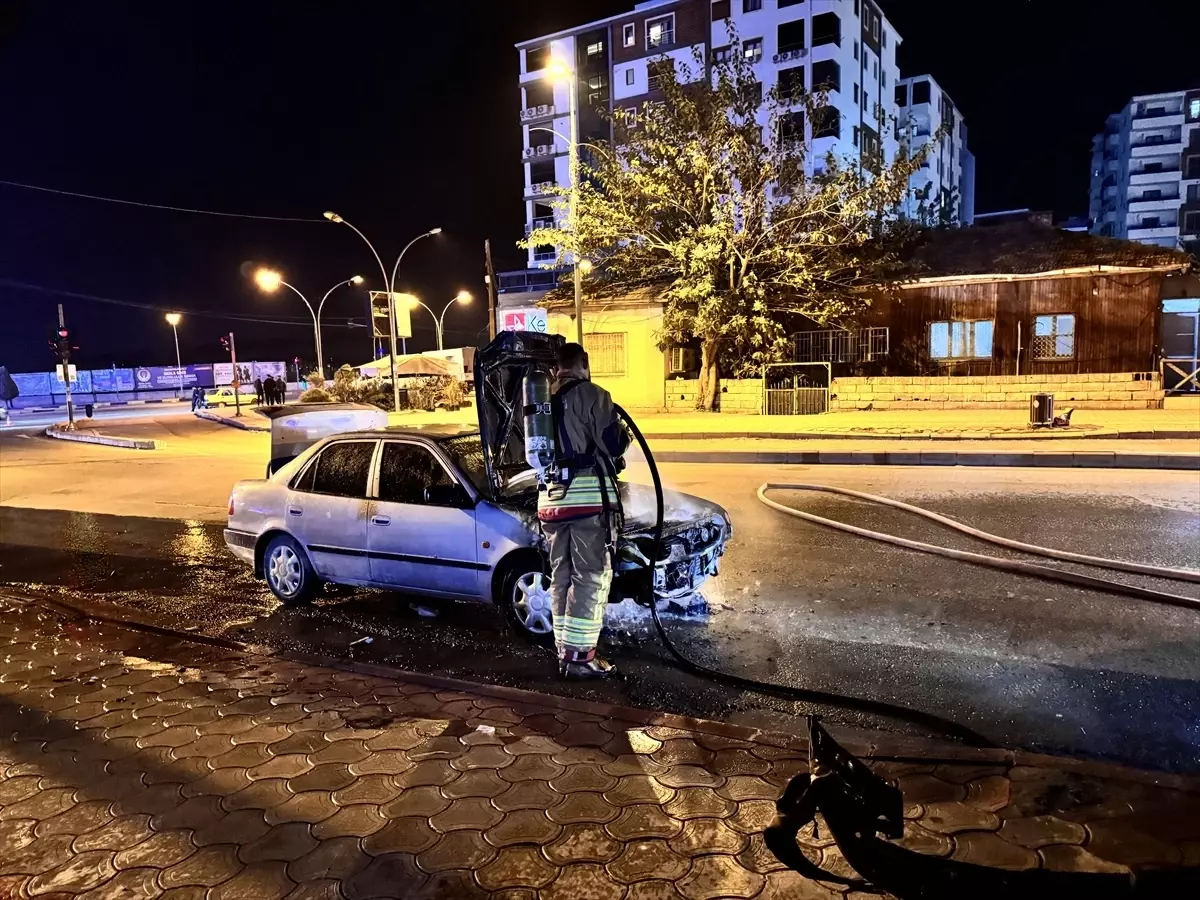 Hatay'da seyir halindeki otomobilde çıkan yangın söndürüldü