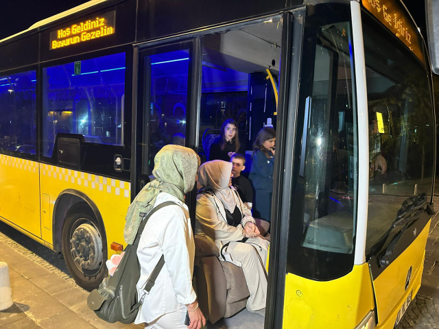 İETT otobüsü aldı, mahalleliyi peşine taktı! Akşam olunca ışıklar açılıyor, müzik başlıyor