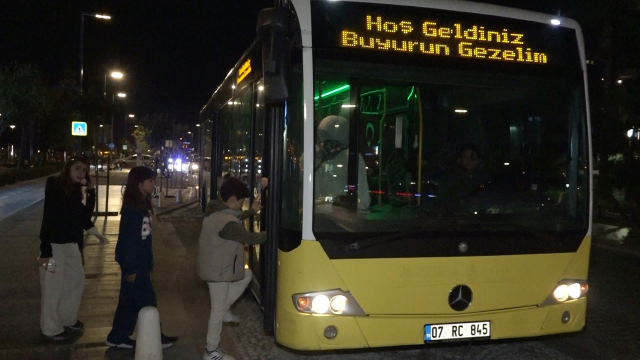İETT otobüsü aldı, mahalleliyi peşine taktı! Akşam olunca ışıklar açılıyor, müzik başlıyor