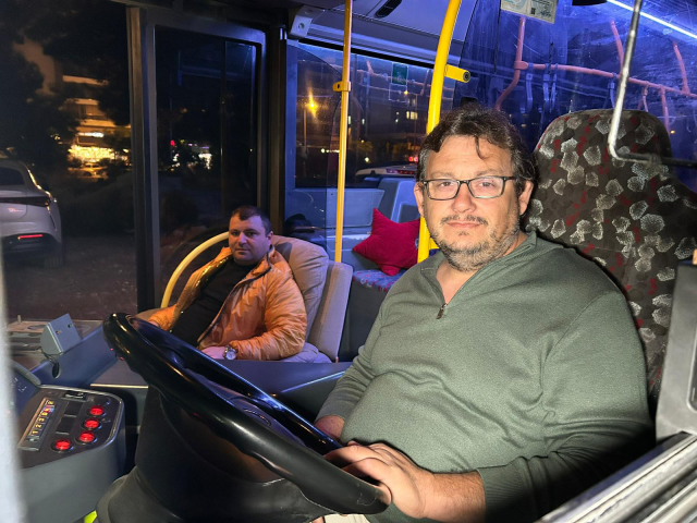 İETT otobüsü aldı, mahalleliyi peşine taktı! Akşam olunca ışıklar açılıyor, müzik başlıyor