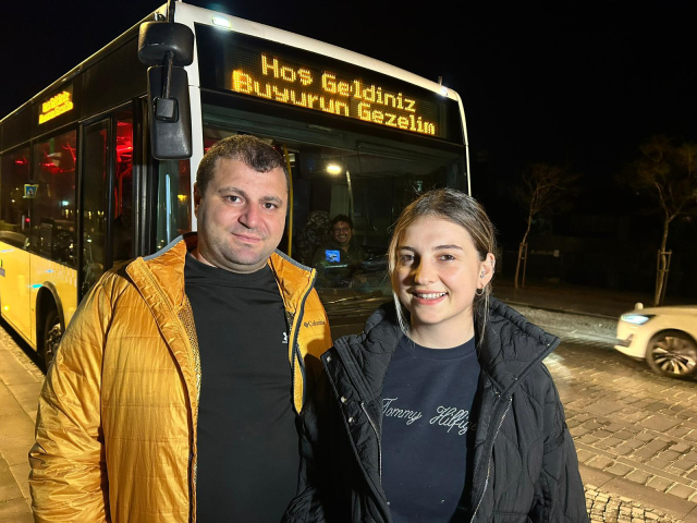 İETT otobüsü aldı, mahalleliyi peşine taktı! Akşam olunca ışıklar açılıyor, müzik başlıyor